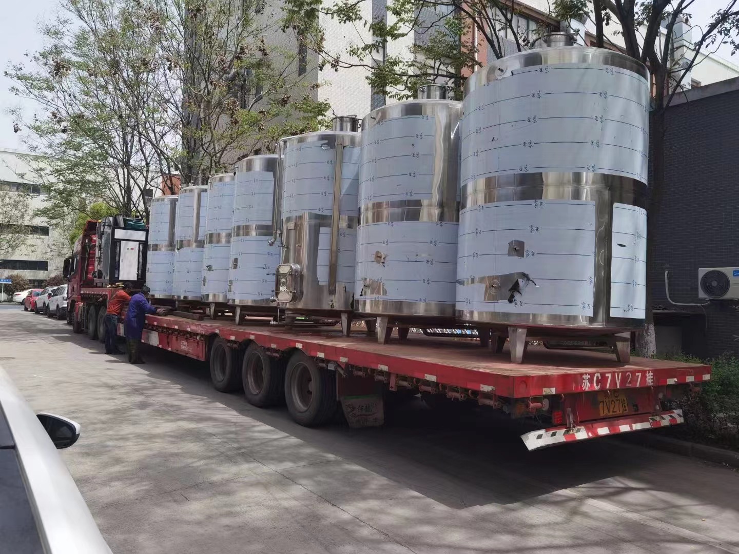 广西南宁孙总的一车果酒设备已装车，下午准备发出！