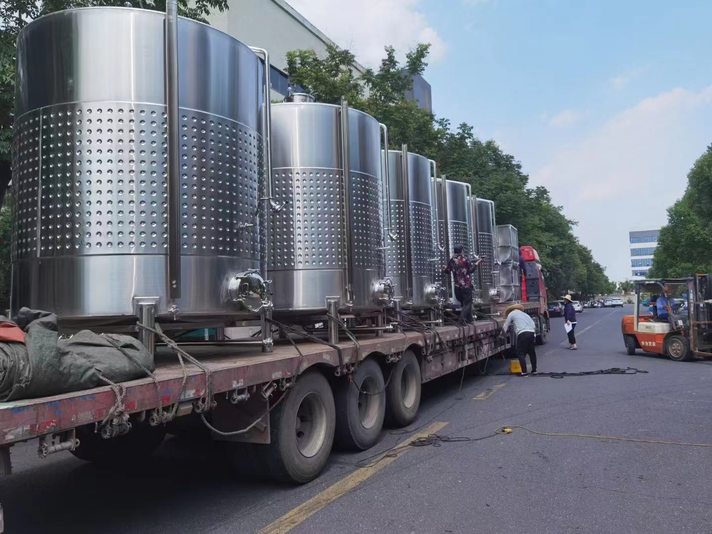 梅西现身酒类直播间带货？酒企称属经销商行为